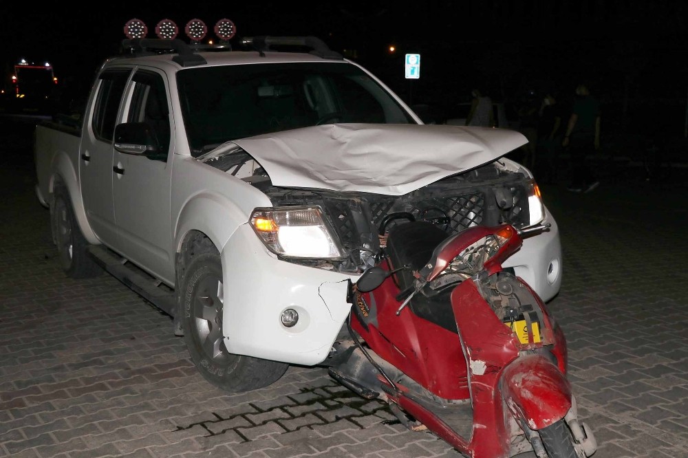 Motosiklet otomobile ok gibi saplandı: 1 ölü 