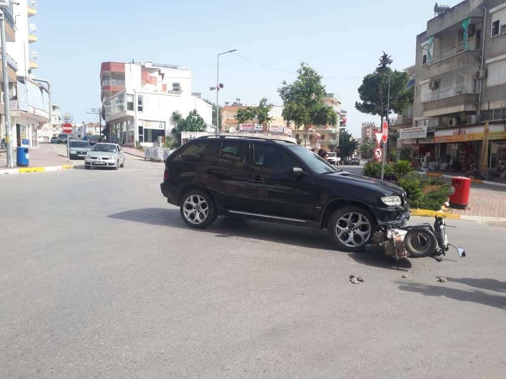 Motosiklet otomobilin altına girdi: 1 yaralı 