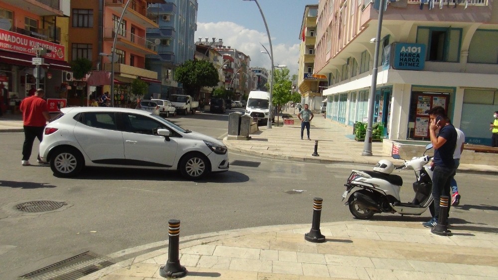 Motosiklet otomobille çarpıştı: 1 yaralı 