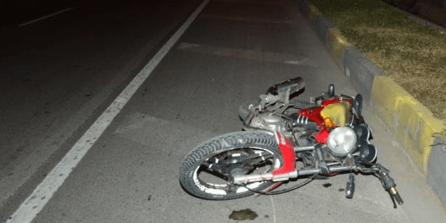 Motosiklet refüje çarptı: 2 yaralı