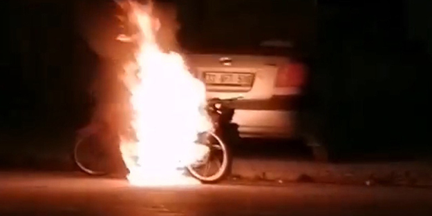 Motosiklet sokak ortasında alev alev yandı