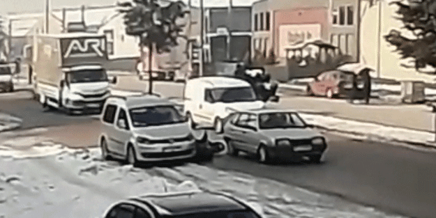 Motosiklet sürücüsü 2 araç arasında kaldı! O anlar böyle görüntülendi