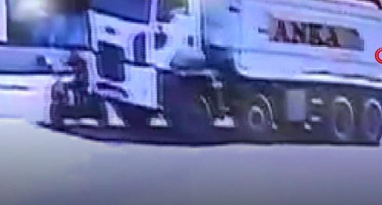 Motosiklet sürücüsü hafriyat kamyonunun altında kaldı!