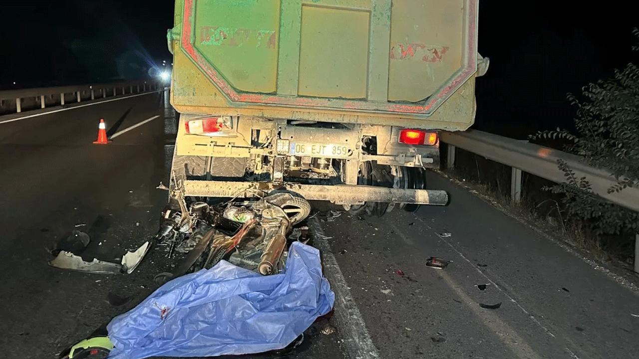 Motosiklet sürücüsü kamyona arkadan çarptı: 1 ölü!