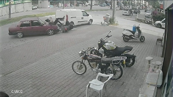 Motosiklet sürücüsü metrelerce savruldu