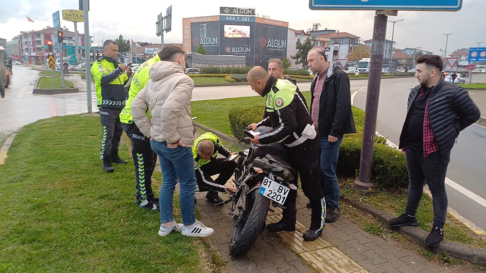Motosiklet sürücüsü tam düzenbaz çıktı! Öyle bir ceza yedi ki!