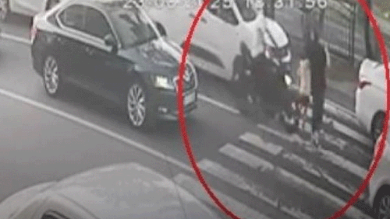 Motosiklet sürücüsü yaya geçidindeki kadına çarptı!
