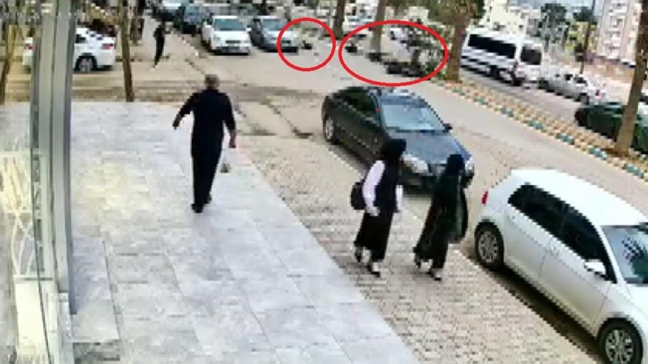 Motosiklet sürücüsü yayayı böyle biçti! O anlar kamerada