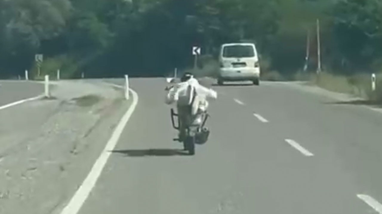 Motosiklet sürücüsü yüzüstü yatarak böyle ilerledi