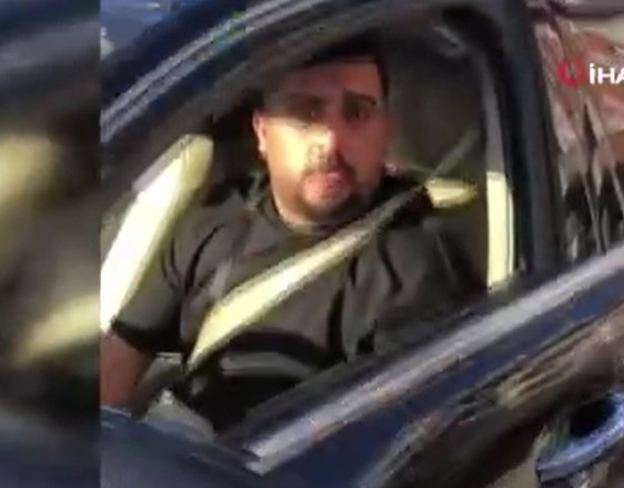 Motosiklet sürücüsünü çileden çıkardılar! Yolun ortasında tartıştılar!