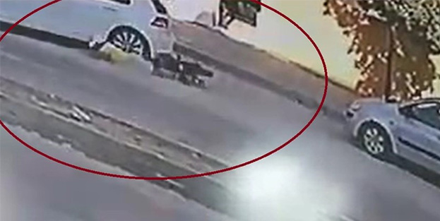 Motosiklet sürücüsünün arabanın altında kaldığı anlar kamerada!