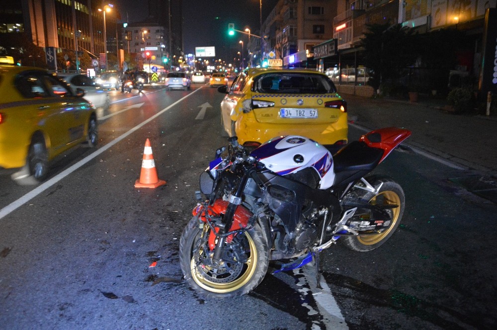 Motosiklet taksiye çarptı: 1 yaralı 