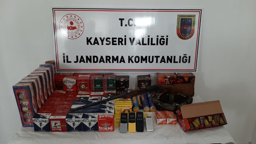 Motosiklet tamir dükkanında çok sayıda fişek ele geçirildi 
