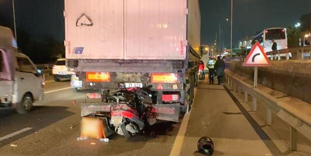 Motosiklet tıra ok gibi saplandı! Sürücü hayatını kaybetti