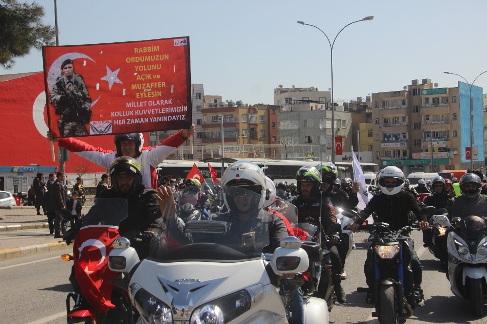Motosiklet tutkunları şehitler için konvoy oluşturdu 