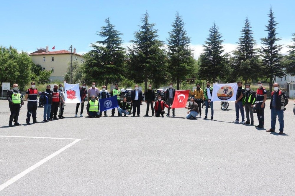 Motosiklet tutkunlarından jandarma teşkilatı için saygı sürüşü etkinliği 