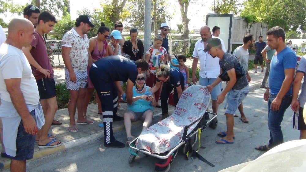 Motosiklet ’U’ dönüşü yapan otomobile çarpı: 1’i ağır 2 yaralı 