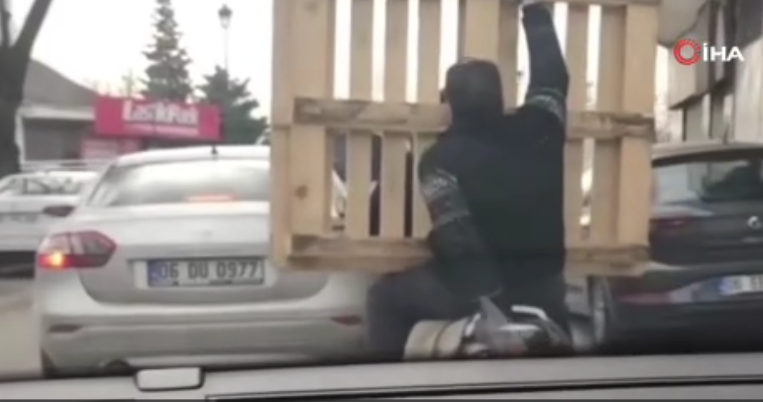 Motosiklet üzerinde tehlikeli yolculuk