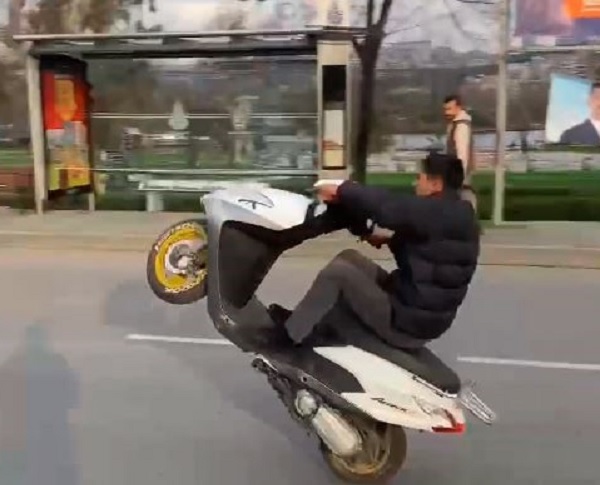 Motosiklet üzerinde tek tekerli yolculuk