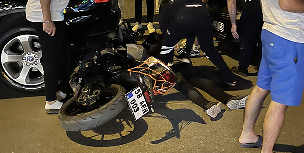 Motosiklet yayaların arasına daldı: 1'i ağır 3 yaralı