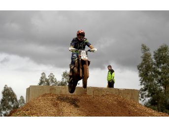 Motosikletçiler Fethiye’de çamurla savaştı