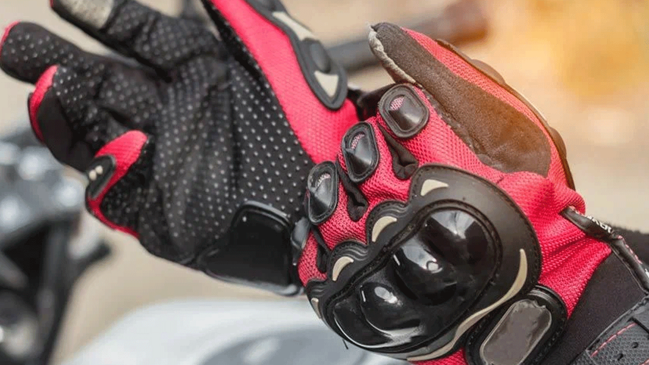 Motosikletçiler için yeni kural kapıda! Eldivensiz trafiğe çıkmanın sonucu ağır olacak