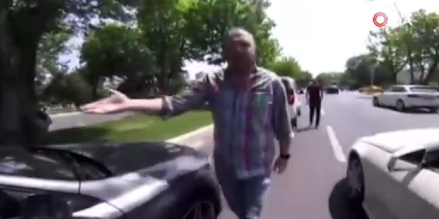 Motosiklete çarpan sürücü kadın çıktı! Küfürler havada uçtu...