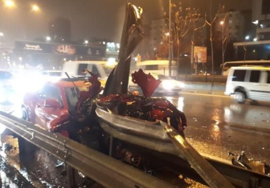 Motosiklete çarpıp bariyerlere girdi