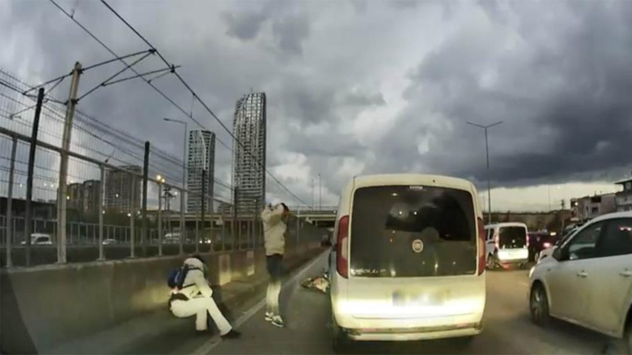 Motosiklete çarptı sürücüyü bırakıp arabasına baktı