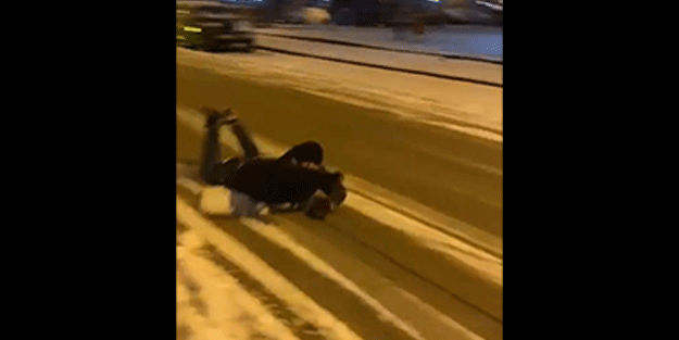 Motosiklete ip bağlayıp karda kaydı