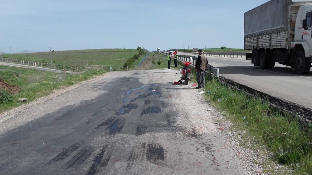Motosiklete kasksız binen yolcu hayatını kaybetti 