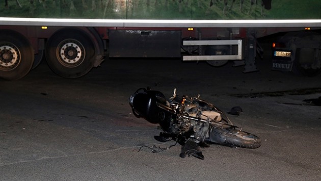  motosikleti tıra çarptı, kılpayı kurtuldu