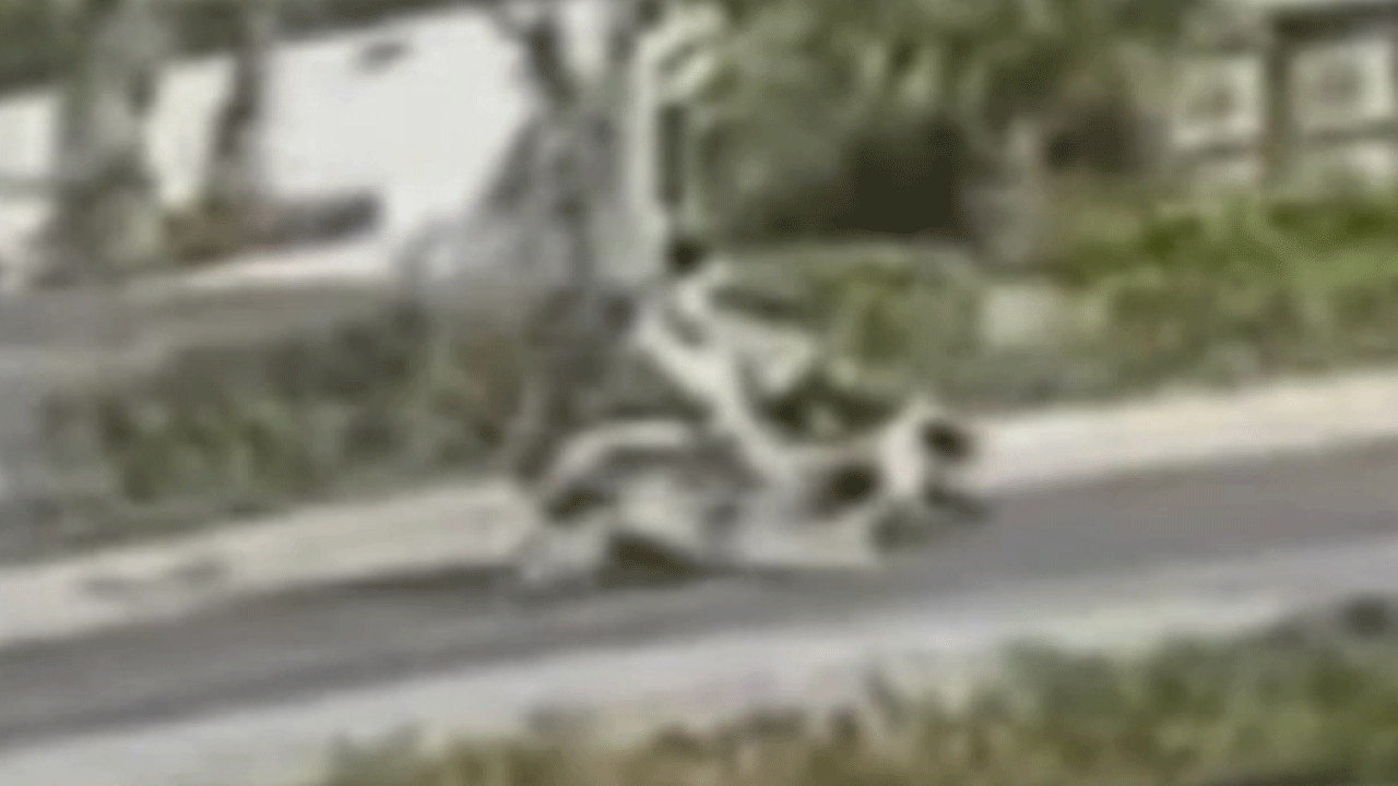 Motosikletin çarptığı kadın yaşam savaşı veriyor!