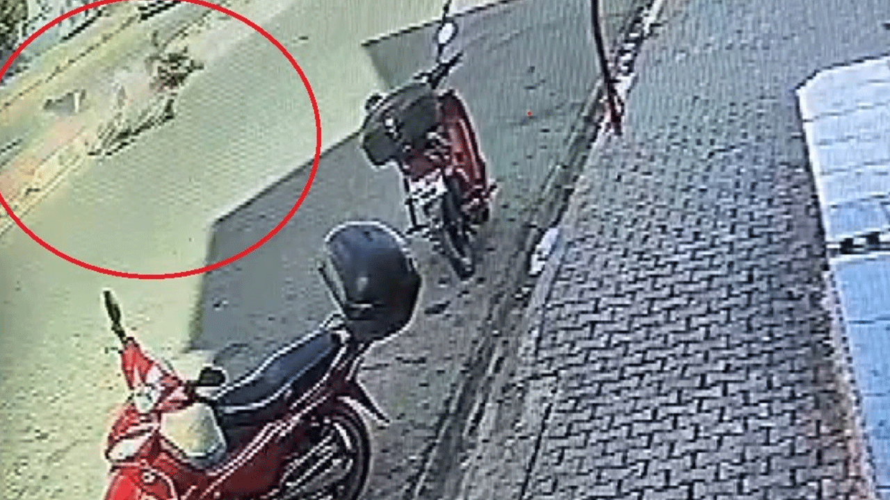 Motosikletin çarptığı yaşlı adamın savrulduğu anlar kamerada