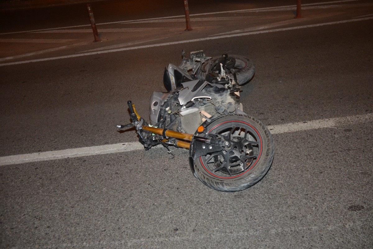 Motosikletin çarptığı yaya hayatını kaybetti, sürücü ağır yaralandı