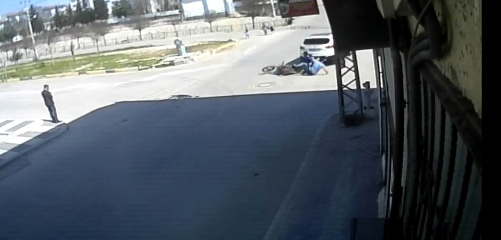 Motosikletin otomobile çarpma anı güvenlik kamerasına yansıdı 