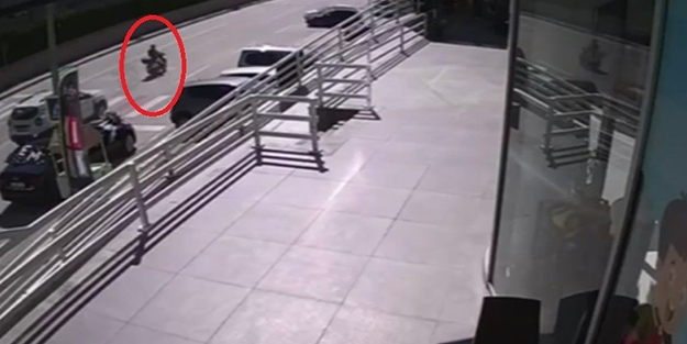 Motosikletin üzerinden havalanıp yere kapaklandı! O anlar kamerada