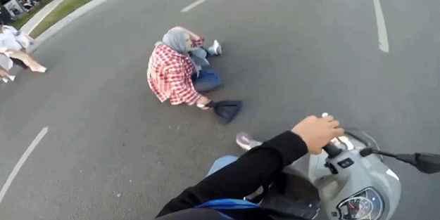 Motosikletin yayaya çarpma anı kamerada!