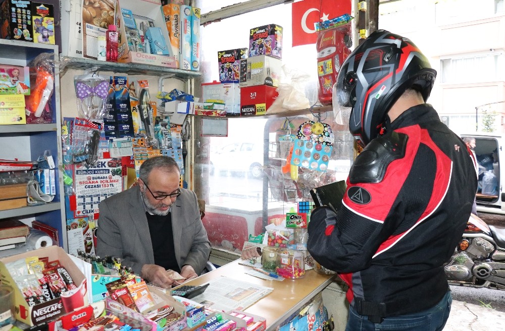 Motosikletiyle geldi bakkal defterini satın alıp gitti 