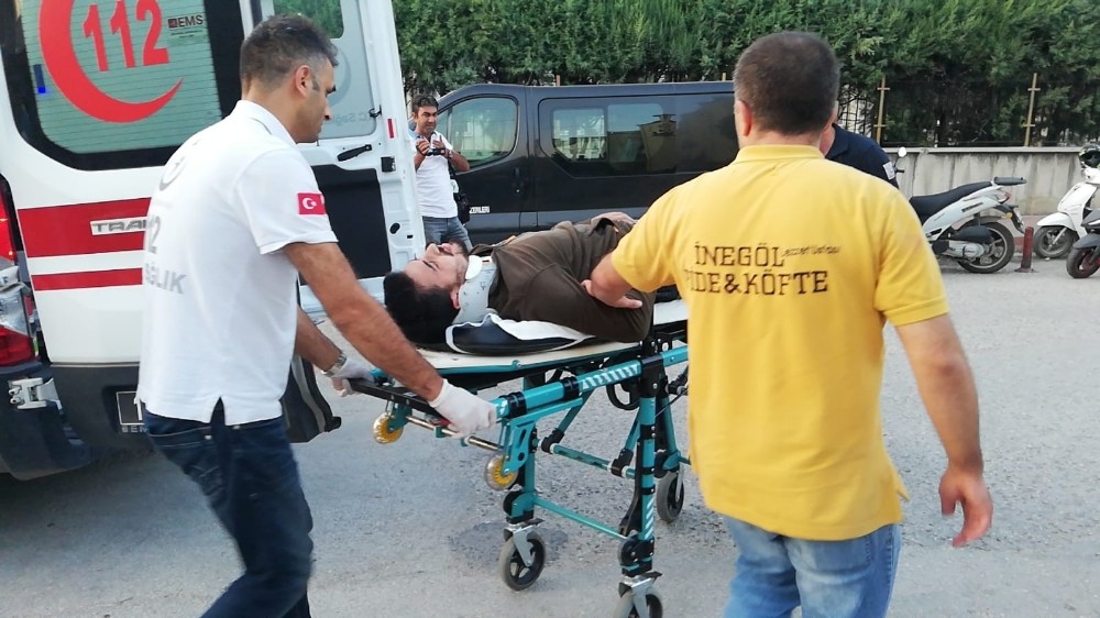 Motosikletiyle otomobilin altına girdi 