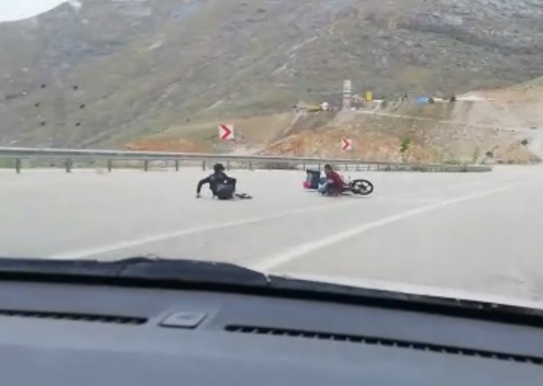 Motosikletle kaza anı cep telefonu kamerasına yansıdı 