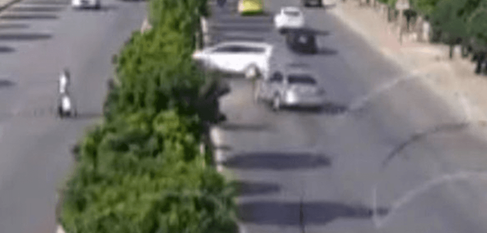 Motosikletle kaza yaptı, kucağındaki çocuğu düşmek üzereyken böyle yakaladı