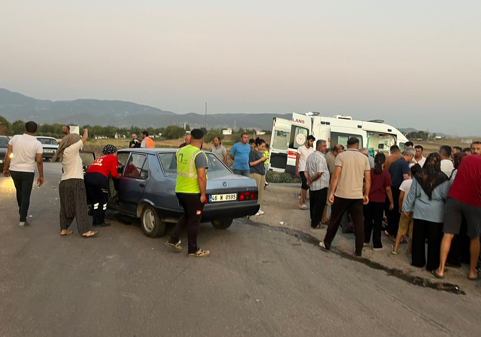 Motosikletle otomobil çarpıştı: 3 yaralı