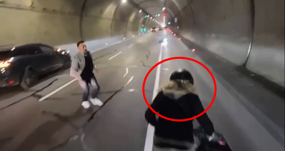 Motosikletle tehlikeli oyun! Kendini yerde buldu