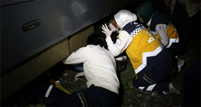 Motosikletle trenin altına girdiler!