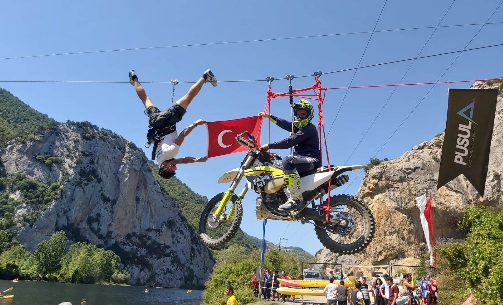 Motosikletle zipline yaptı 
