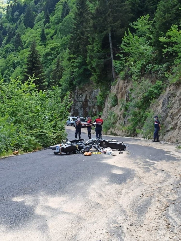 Motosikletler kafa kafaya çarpıştı: 1 ölü 