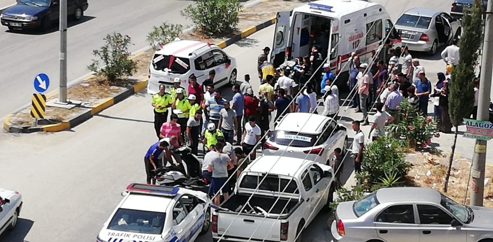 Motosikletler kafa kafaya çarpıştı: 2 yaralı 