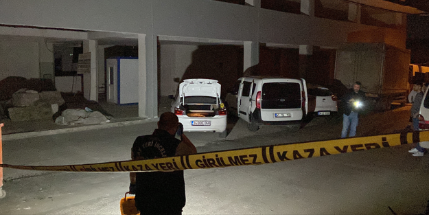 Motosikletli 2 şüpheli park halindeki araçları kurşunladı