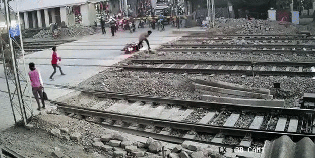 Motosikletli az kalsın eziliyordu! O anlar güvenlik kamerasına yansıdı